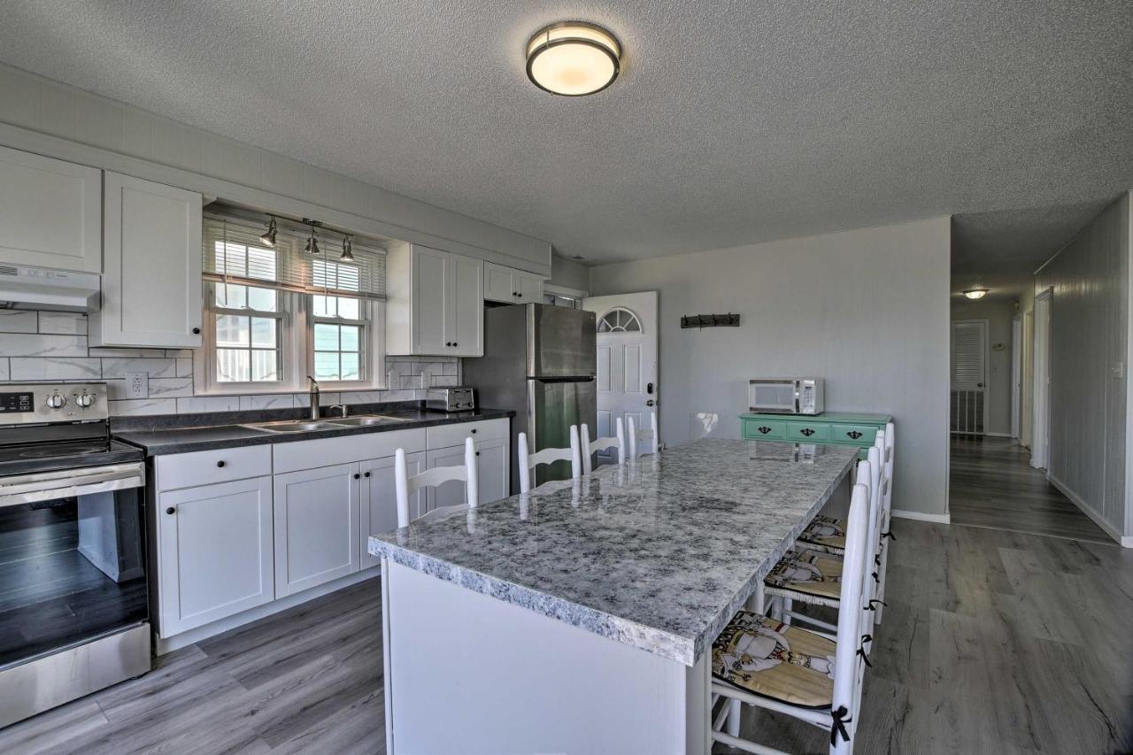 Oak Island Beach Abode With Deck Walk To Shore! Exterior photo